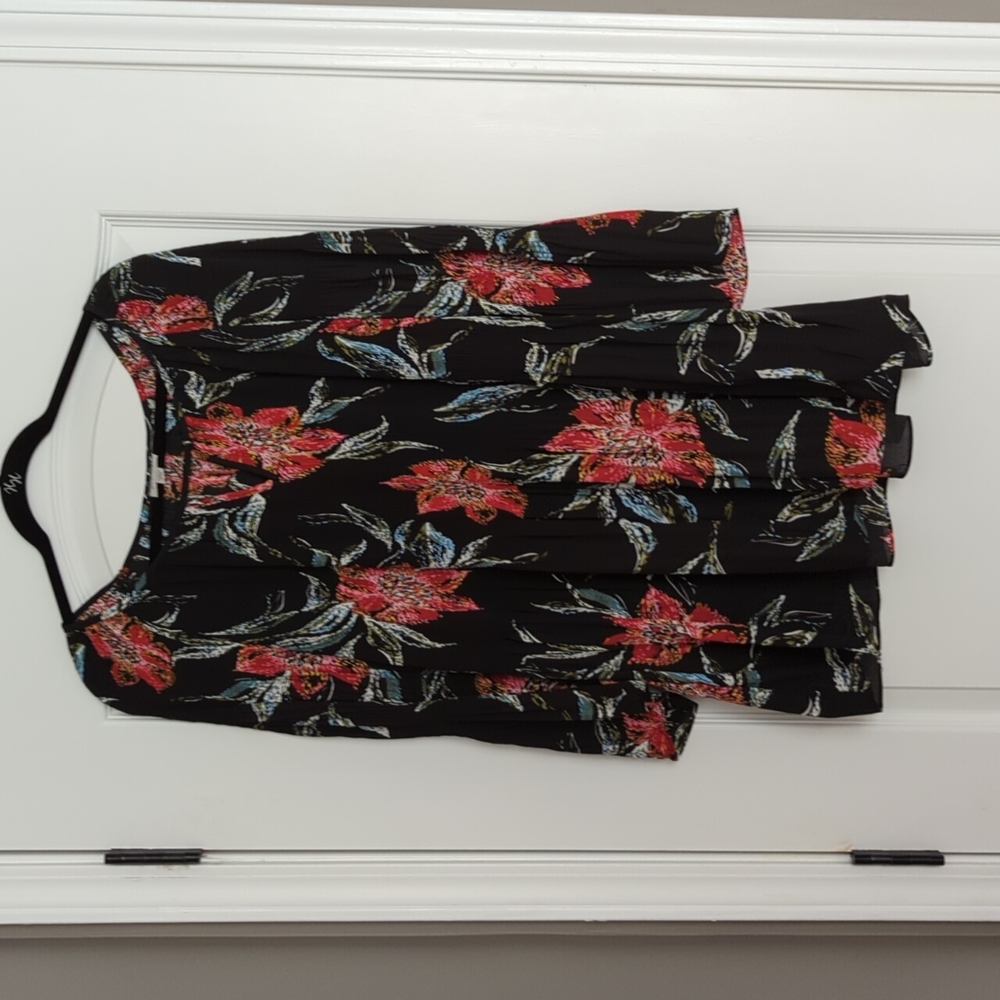 Avenue black floral pleated top, size 18-20